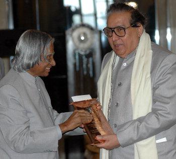Prof. Hari Shanker Adesh receiving Padma Bhooshan Dr. Moturi Satyanarayan Sammaan from President Dr. A.P.J. Abdul Kalam